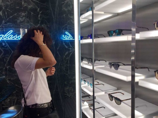 El nuevo CEO de Hawkers traspasa a su empresa la gestión de las tiendas físicas y adelgaza estructura