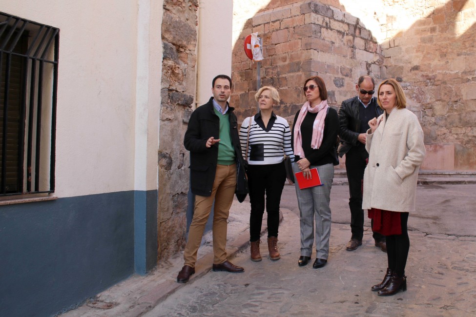 El alcalde de Onda, Ximo Huguet, junto a la delegación municipal de Villena, encabezada por la concejala de Urbanismo,  María Catalina Hernández.  - 