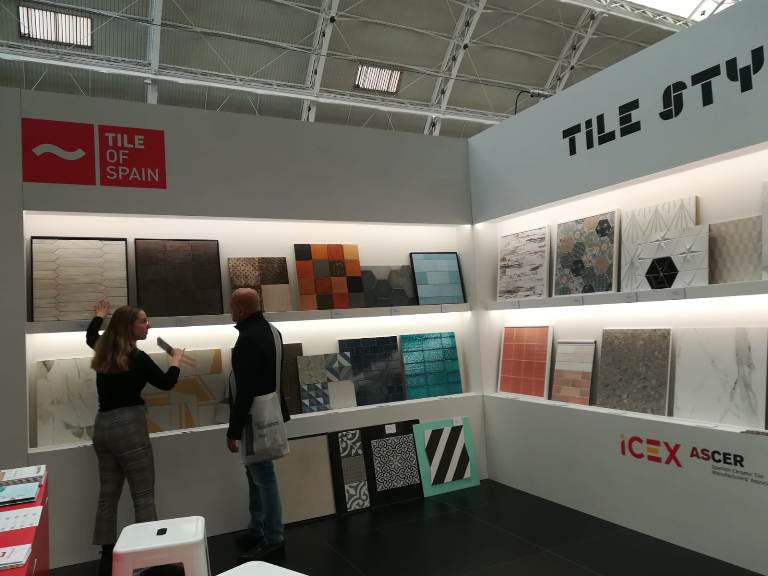 Estand promocional de Tile of Spain en la Surface Design Show de Londres. - 