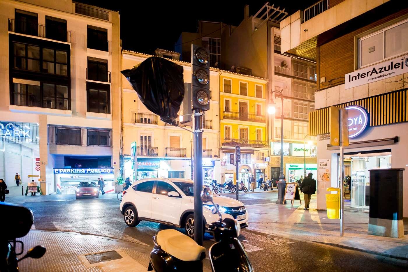 Señal de tráfico y semáforo preparados, a la espera de ser activados, este miércoles noche. Foto: KIKE TABERNER - 