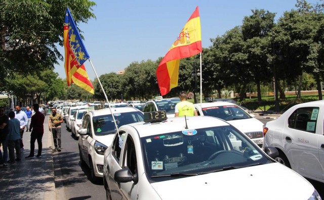 Los taxistas valencianos ven insuficientes las restricciones del Consell a Uber y Cabify