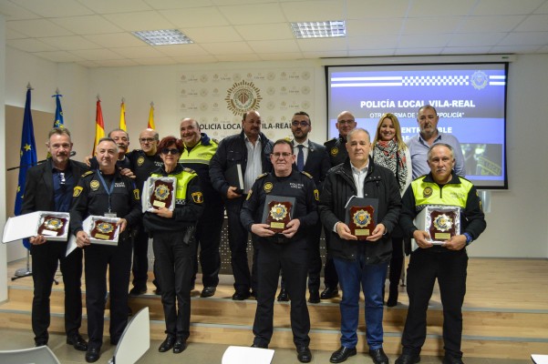 Vila-real homenajea a una decena de policías locales en una inédita jubilación masiva