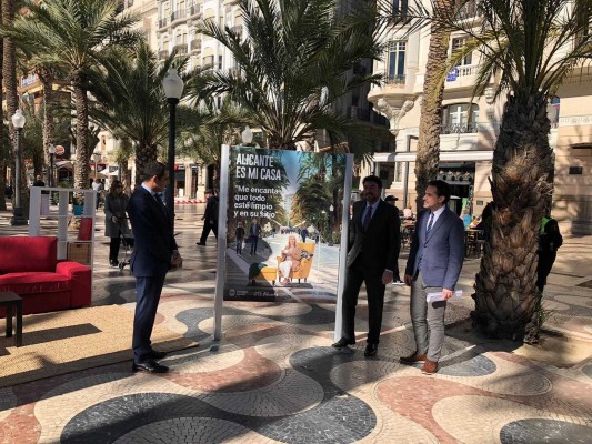 El PP de Alicante activa ahora un refuerzo en la limpieza viaria con baldeos cada 15 días