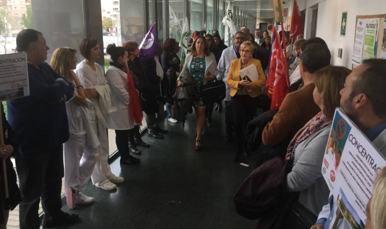Protestas de los trabajadores del Hospital Provincial durante la reciente visita de la consellera de Sanidad, Ana Barceló. - 