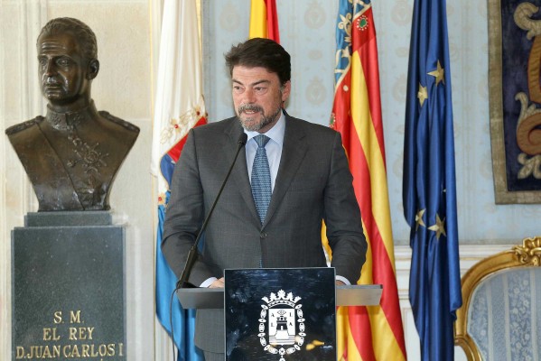 Barcala defiende su presupuesto ante vecinos y funcionarios aún sin el 'sí quiero' de la oposición