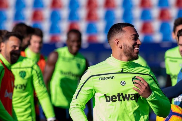 Vezo, décimo sexto futbolista en jugar con Valencia y Levante en Primera