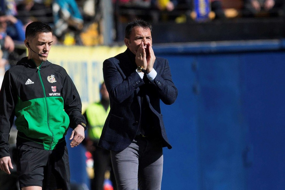 El técnico Javi Calleja durante su regreso al banquillo del Villarreal, que no pudo celebrar con una victoria en casa. (Foto: DOMÉNECH CASTELLÓ/EFE) - 