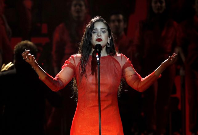 Rosalía durante su actuación en la 33ª edición de los Premios Goya (Foto: RTVE) - 