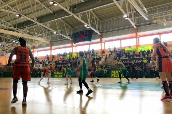 El Valencia Basket femenino remonta en Zaragoza en una gran segunda parte (59-68)
