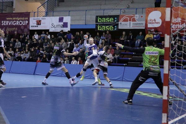 Benidorm y Ángel Ximénez igualan en un duelo equilibrado y polémico

