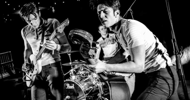 Una fiesta en el (no tan) lejano Salvaje Oeste regada de garage, surf y psychobilly