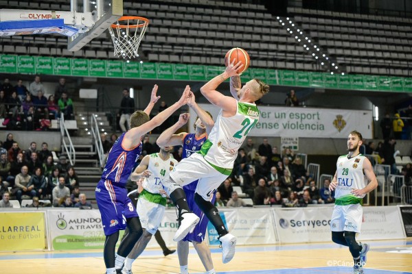 El Tau corta una racha de cuatro victorias seguidas tras caer ante el Palencia (66-72)