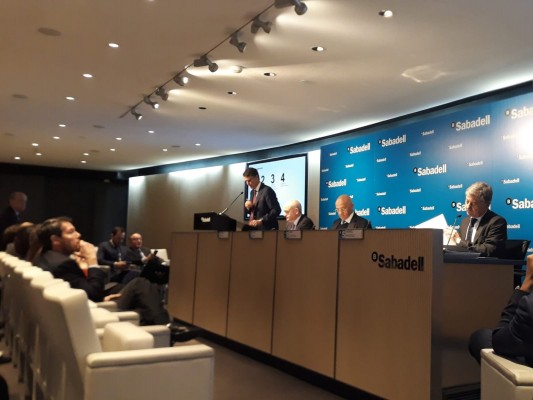El Sabadell sacrifica beneficio para cerrar la era del ladrillo y TSB, y abre su transformación digital