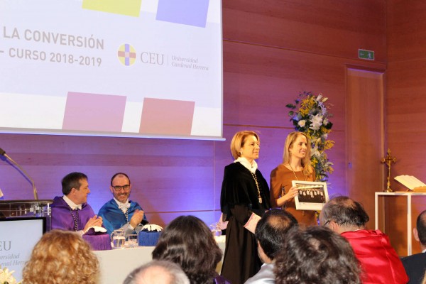 El CEU premia a dos profesores y a una estudiante de Magisterio de Castellón en el día de su patrón