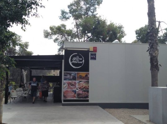 Aparcisa tiene un mes para demoler la terraza del mercado provisional que Elche declaró  ilegal
