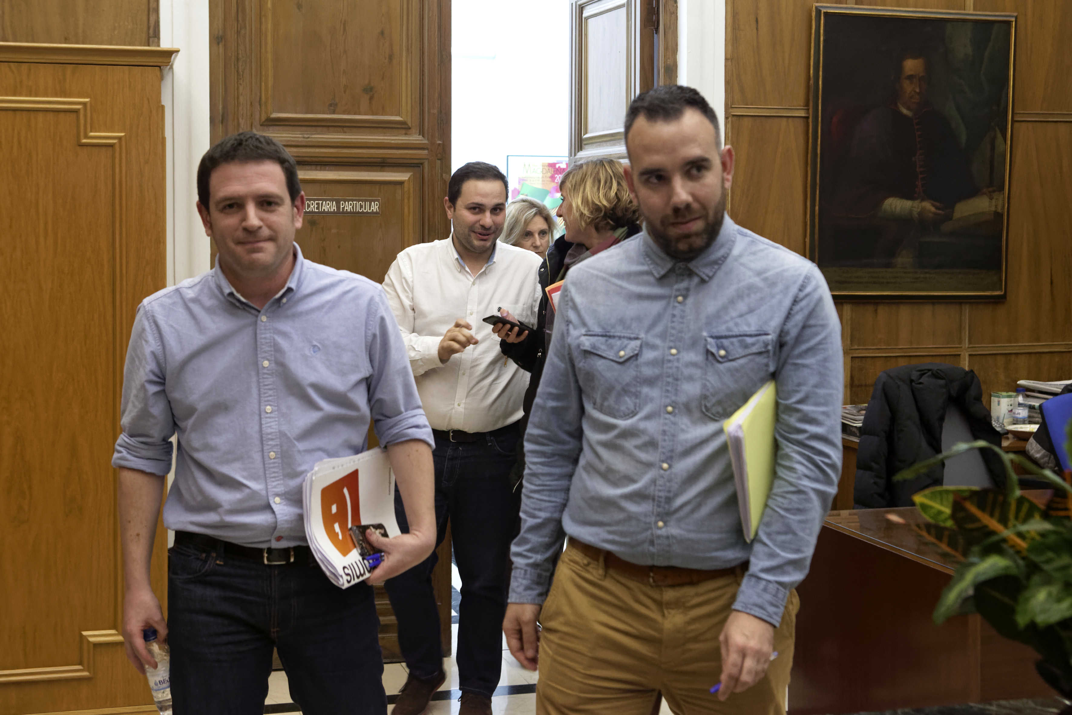 El vicealcalde, Ignasi Garcia, y el portavoz socialista, Rafa Simó, a su entrada al pleno. (Fotos: A. PRADAS) - 