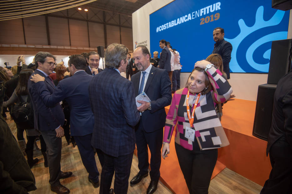 Isabel Bonig pasa por delante del alcalde de Orihuela, Emilio Bascuñana, la semana pasda en Fitur. Foto RAFA MOLINA - 