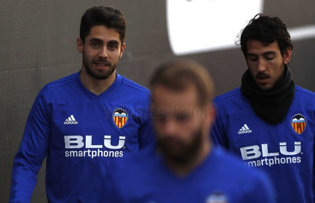 El Valencia prepara el duelo ante el Barça con Sobrino y Roncaglia