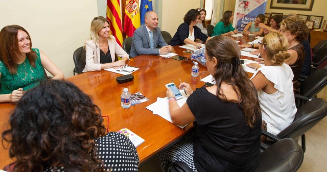 Hosteleros y PSPV piden abrir el gran comercio hasta el 30 de octubre; Compromís, hasta el 22