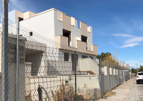 Almassora valla una urbanización abandonada en la playa por seguridad tras la petición vecinal