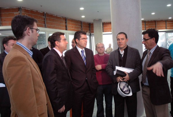 Turno para Saval y el ingeniero del ayuntamiento de Benidorm para aclarar dudas sobre la estación de Ortiz