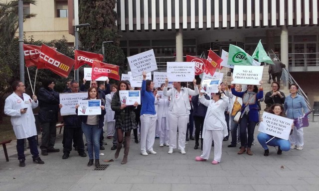 El personal técnico sanitario del Hospital Doctor Peset reivindica que no se invada su espacio profesional