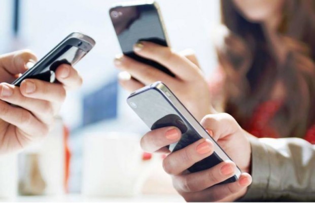 Los españoles pasan cuatro horas al día en Internet por motivos personales desde el móvil