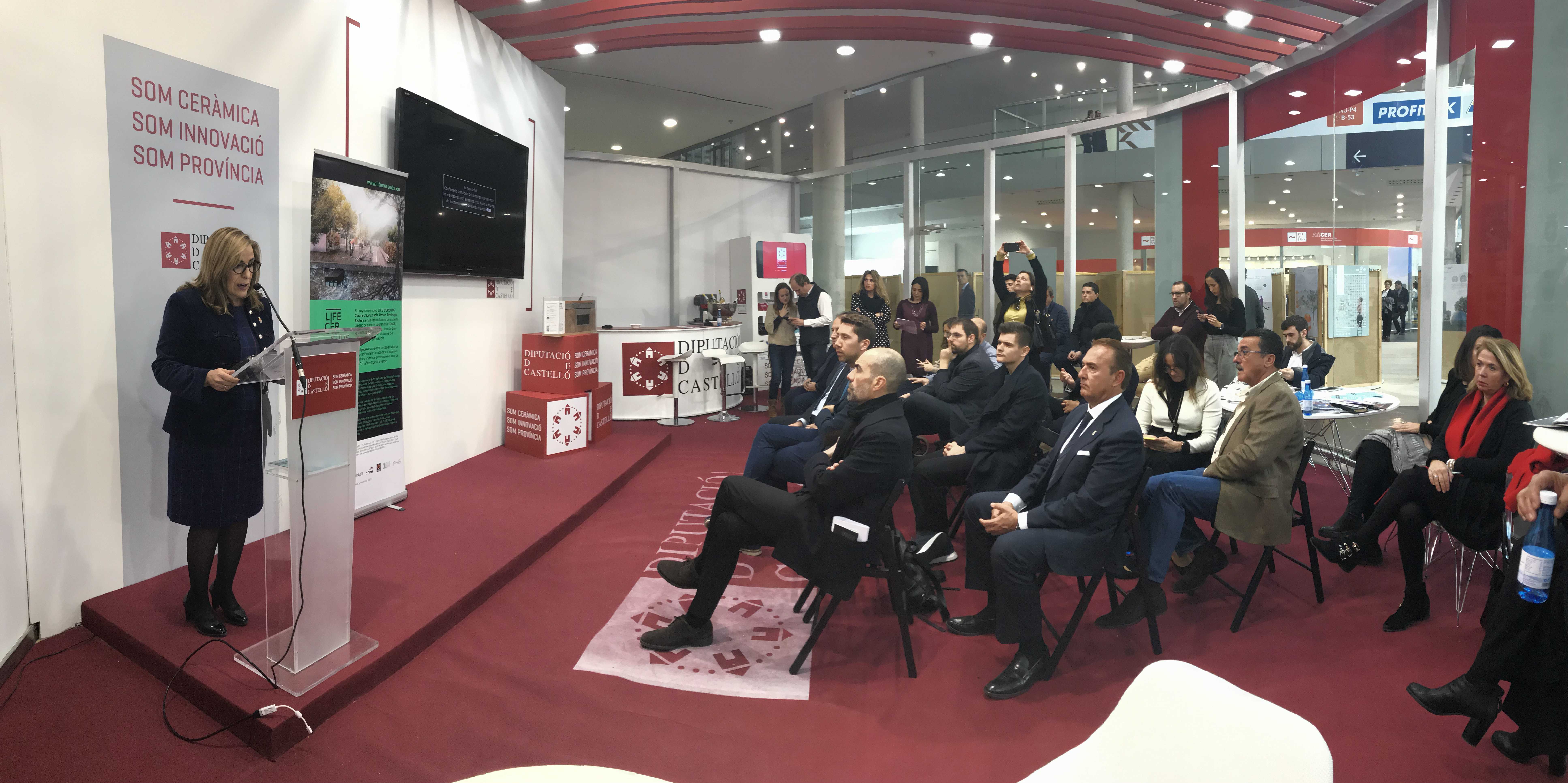 Benicàssim exhibe el proyecto Life-Cersuds, un innovador pavimento cerámico antiinundaciones