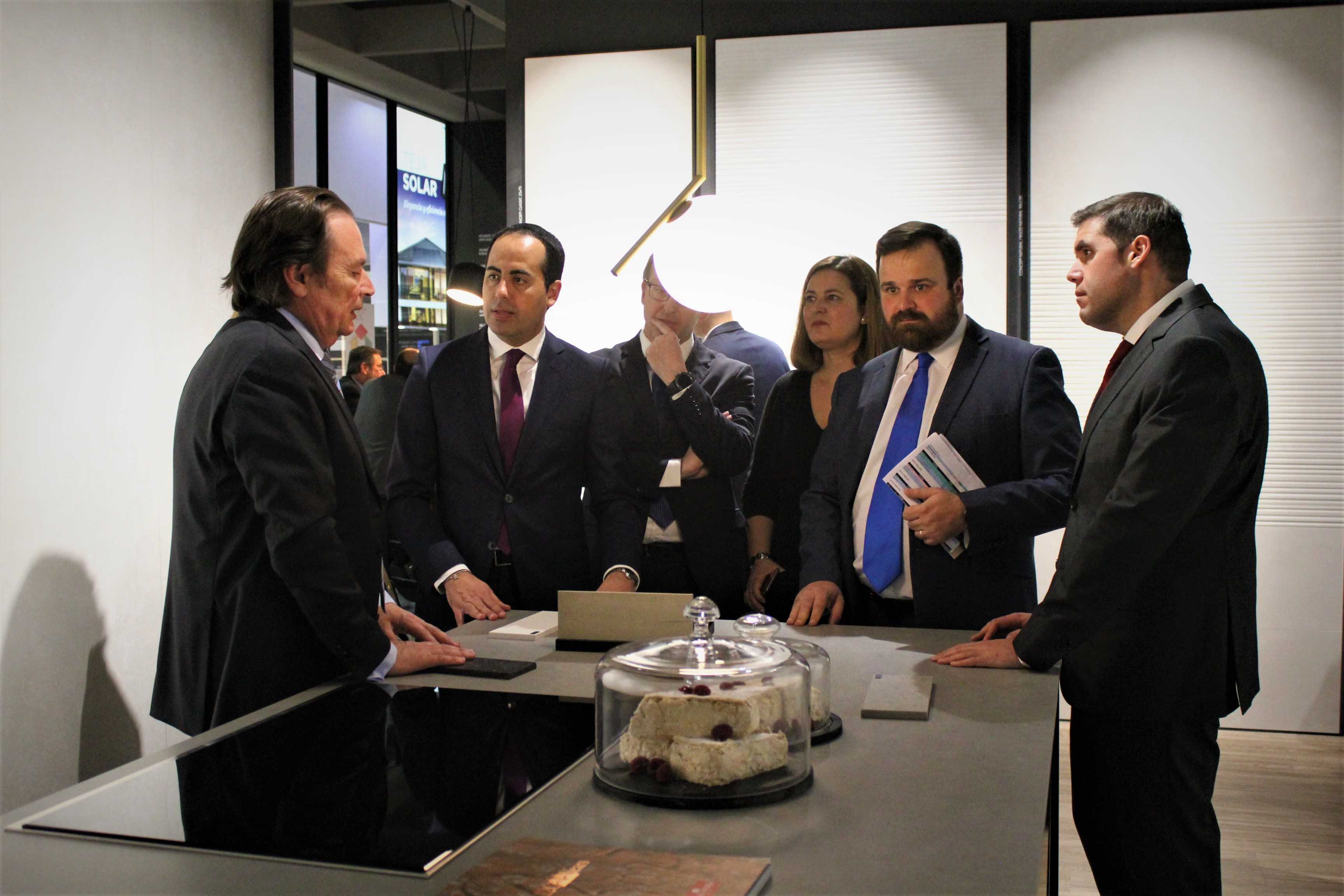 Folgado (PP) visita las empresas de Vila-real y lamenta que la izquierda castigue a la industria 