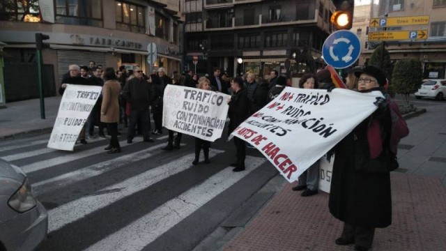 Vecinos y comerciantes de Elche vuelven a manifestarse para paralizar las obras en Alfonso XII

