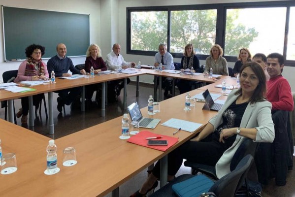 La Cámara de Alicante pide paralizar el reglamento regulador de pisos turísticos del Consell