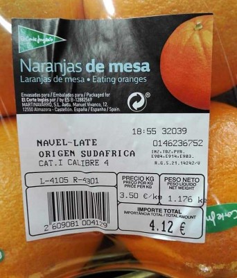 Una etiqueta en que aparece Martinavarro constata que firmas locales importan naranja de Sudáfrica