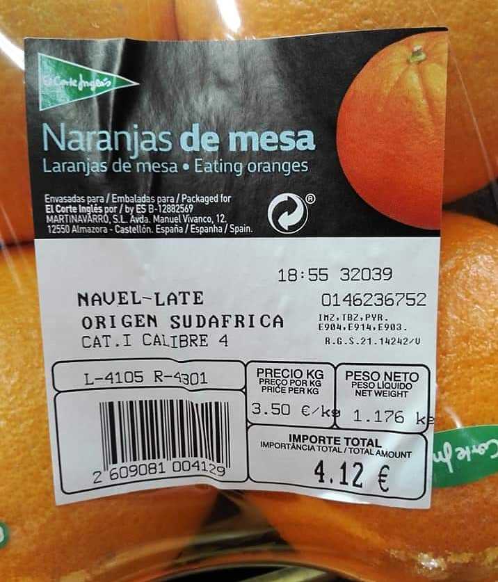 Una etiqueta en que aparece Martinavarro constata que firmas locales importan naranja de Sudáfrica