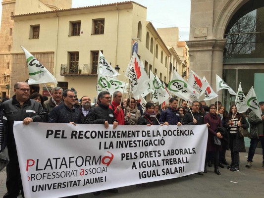 Profesores asociados de la UJI se concentran para protestar por su 