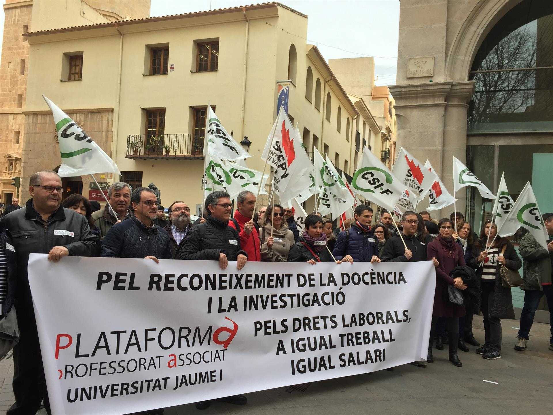 Profesores asociados de la UJI se concentran para protestar por su 