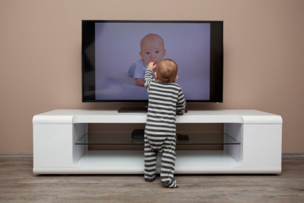 Un estudio concluye que los niños que pasan mucho tiempo delante de una pantalla tienen peor desarrollo