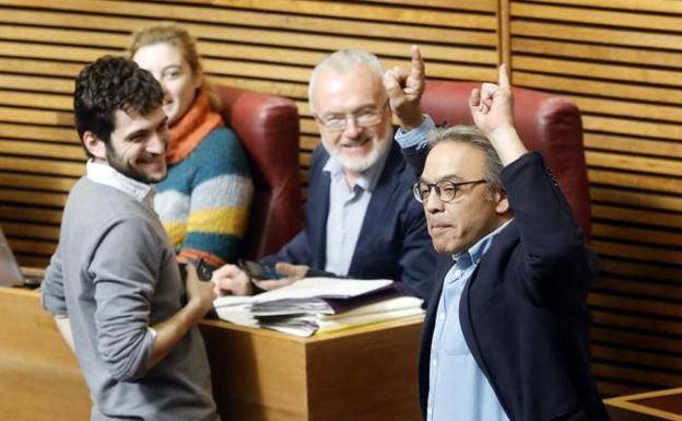Antonio Estañ mira a Manolo Mata en un pleno de Les Corts. Foto: EFE - 