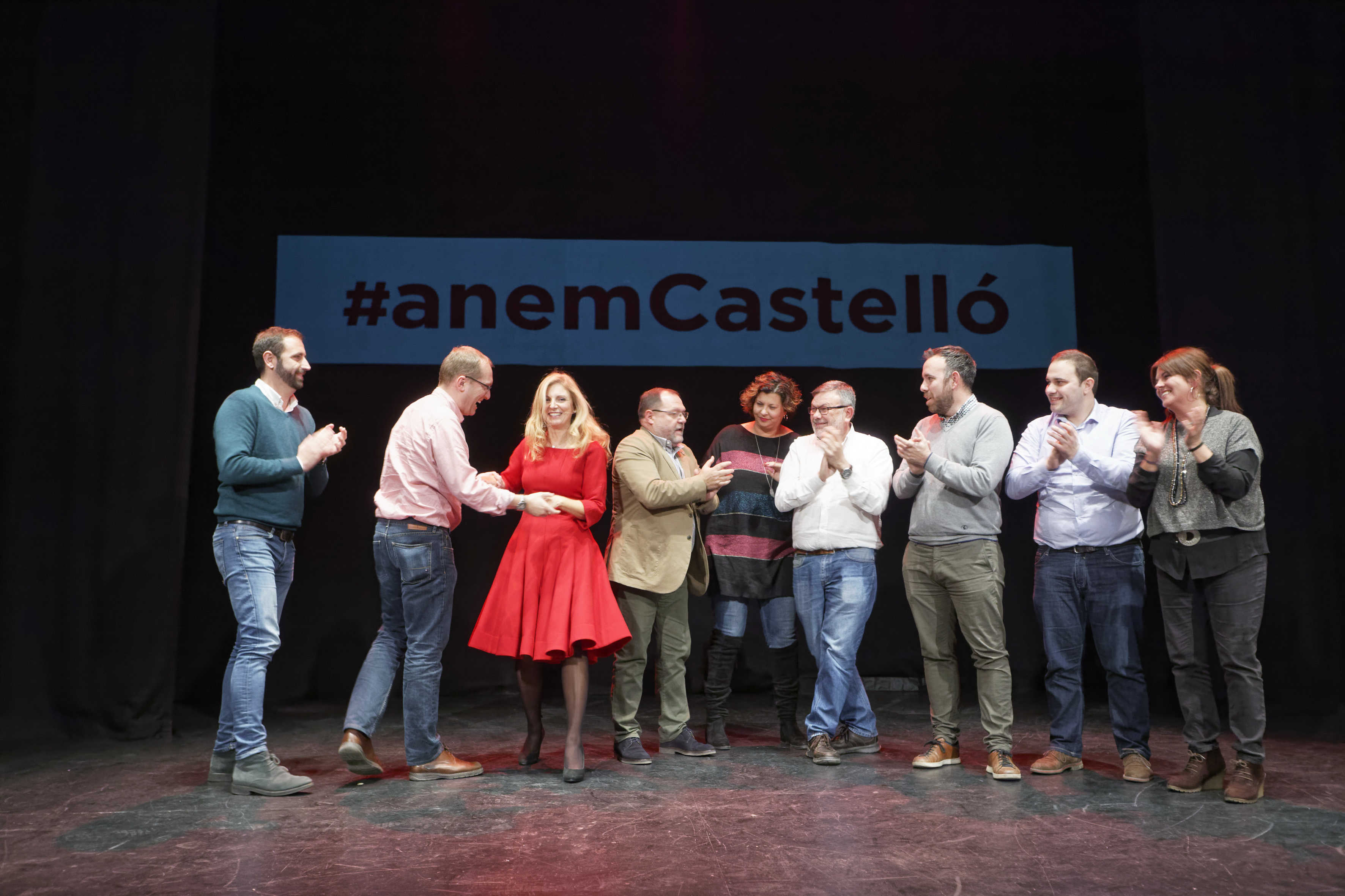 Amparo Marco, en la presentación de su candidatura, junto a ediles y dirigentes socialistas. (Foto: A. PRADAS) - 