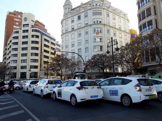 Decenas de taxis se concentran frente a la sede del PP en València