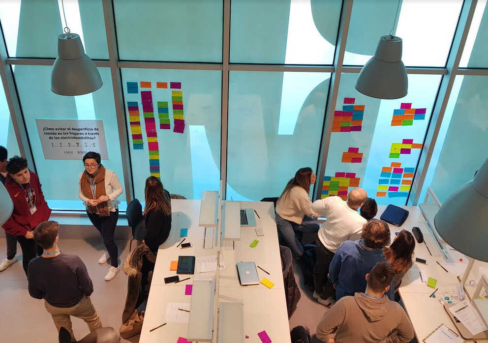 Los estudiantes universitarios de EDEM trabajan en un reto planteado por la multinacional BSH Electrodomésticos España