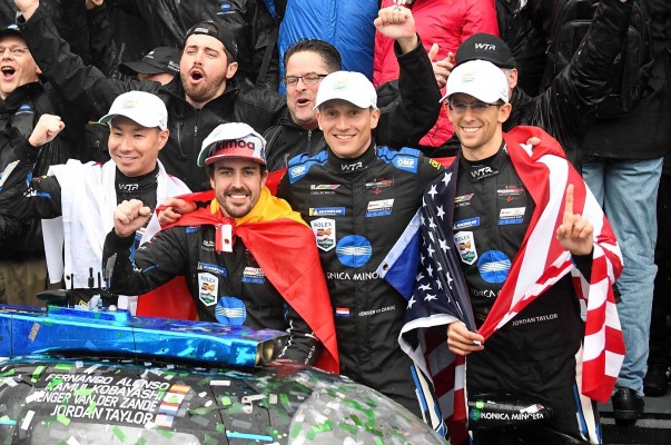 Fernando Alonso hace historia con un pilotaje magistral bajo la lluvia