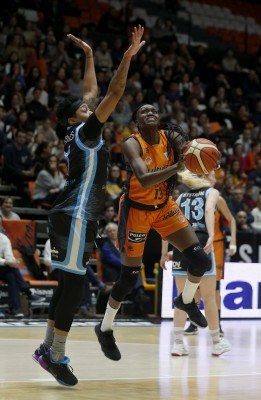 El talento de Tirera guía una amplia victoria contra un rival directo (73-59)