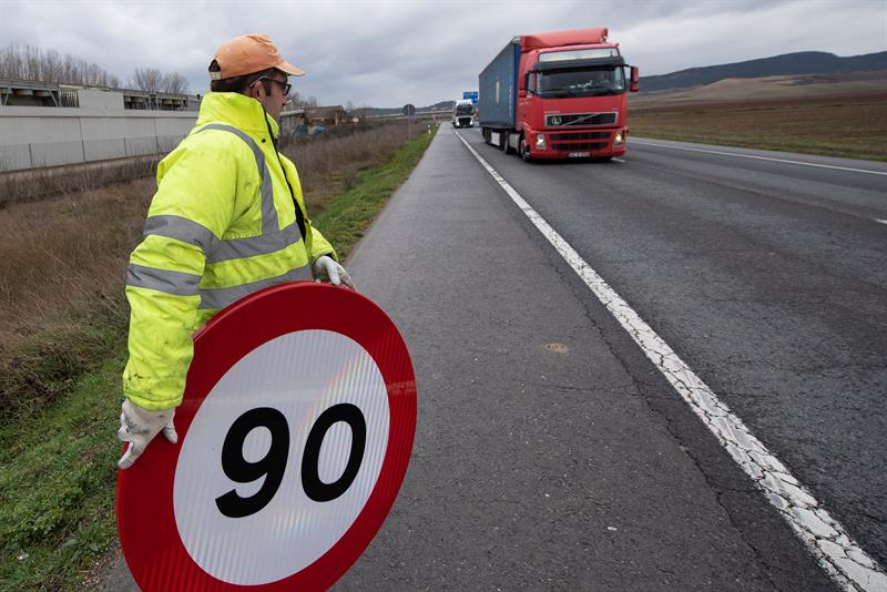 La limitación a 90 Km/h en carreteras secundarias obliga a cambiar 17 señales en Castellón por 3.660 €