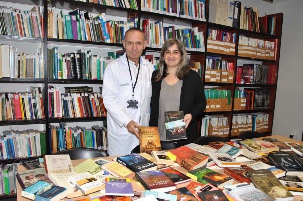 El club de lectura Cosas&Musas dona un centenar de libros a la Biblioteca del Hospital de la Plana
