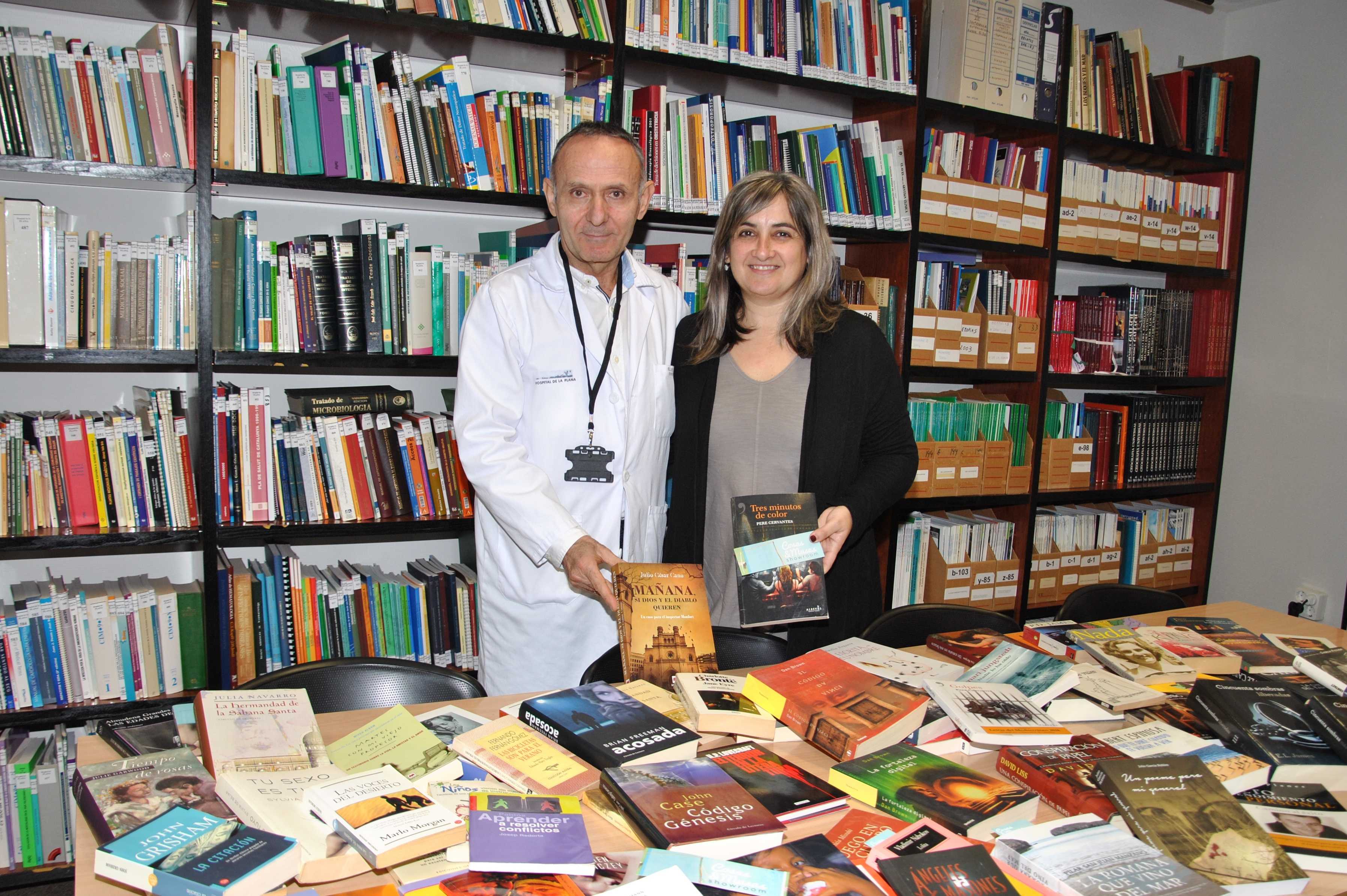 El club de lectura Cosas&Musas dona un centenar de libros a la Biblioteca del Hospital de la Plana