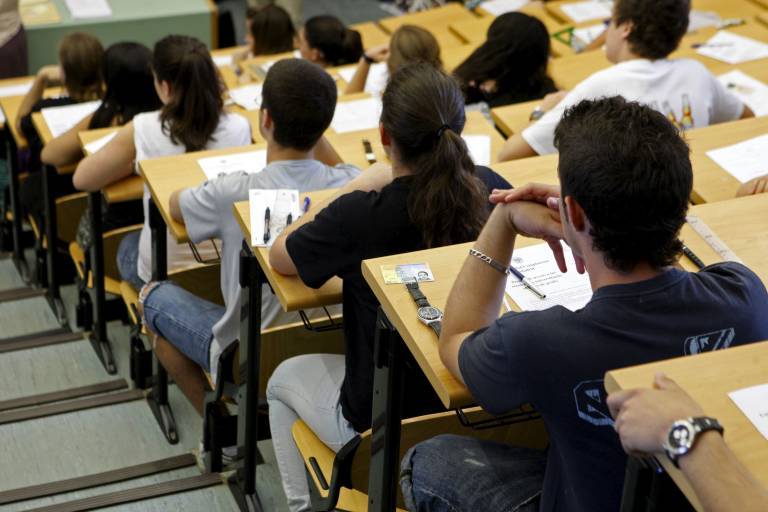 El Síndic sugiere a Educación que convalide los estudios en valenciano en centros de adultos con nivel A2