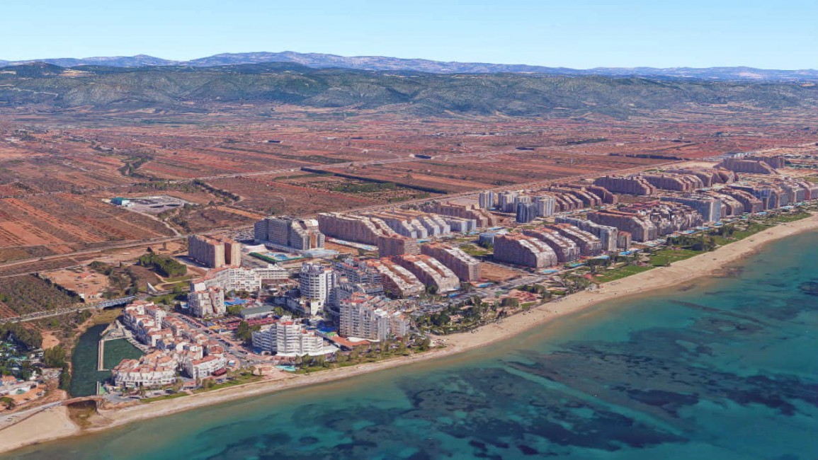 Vista de la costa de Marina d'Or, con los terrenos de Marina d'Or Golf al fondo - 
