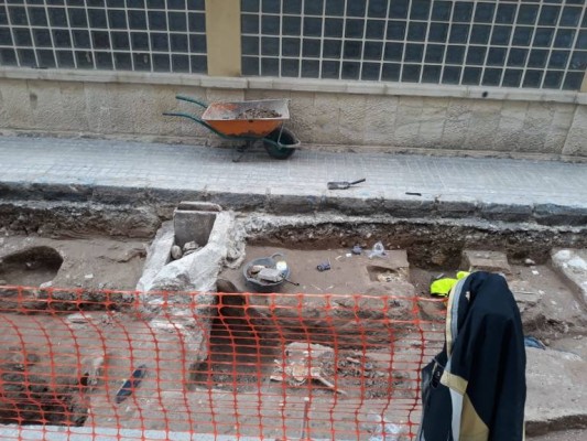 Elche pondrá vigilancia 24 horas en las catas del Mercado Central tras la aparición de restos óseos