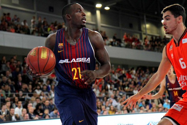 Un sólido Barcelona aguanta embestida final del Valencia Basket y de Thomas