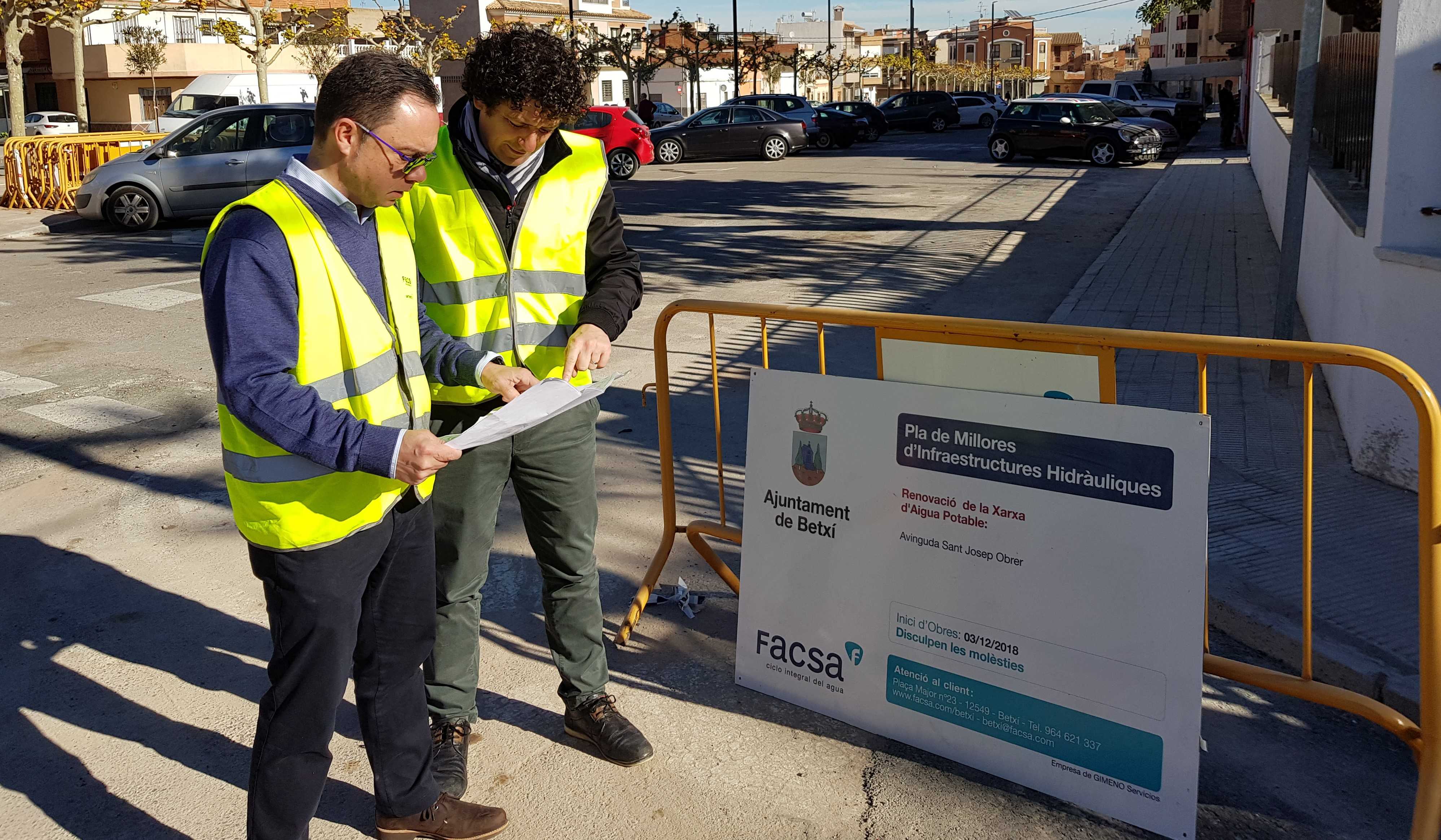 El alcalde de Betxí, Alfred Remolar, supervisa las actuaciones de mejora a cargo de Facsa. - 